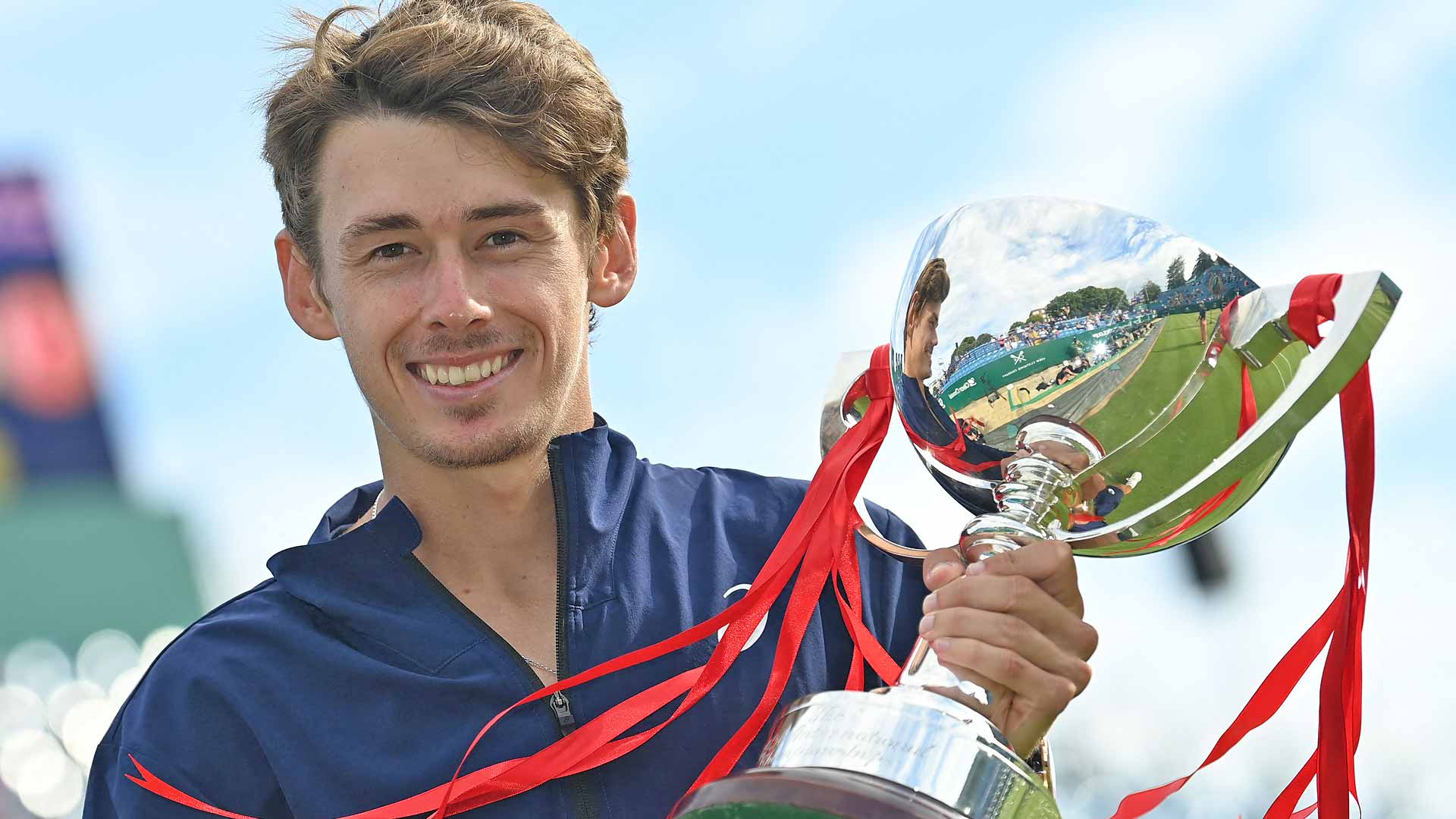 de-minaur-eastbourne-2021-trophy-shot