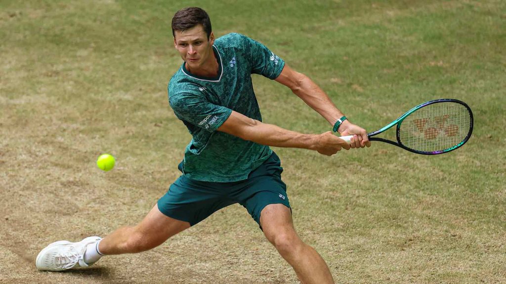 hurkacz-halle-2022-sf-backhand