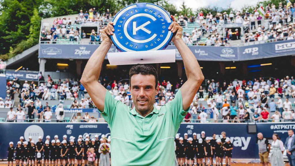 bautista-agut-kitzbuehel-2022-trophy-shot
