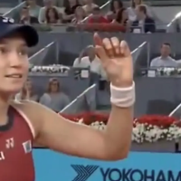 Poglejte: Elena Rybakina v neobičajnem trenutku pokazala jezo in se zapletla v prepir